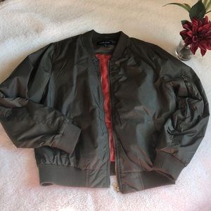 ✨Chamarra verde detalle de cierre en manga✨❤️